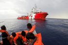 Evropská komise chce ulevit Itálii v migrační krizi. Situace je bezprecedentní, varuje