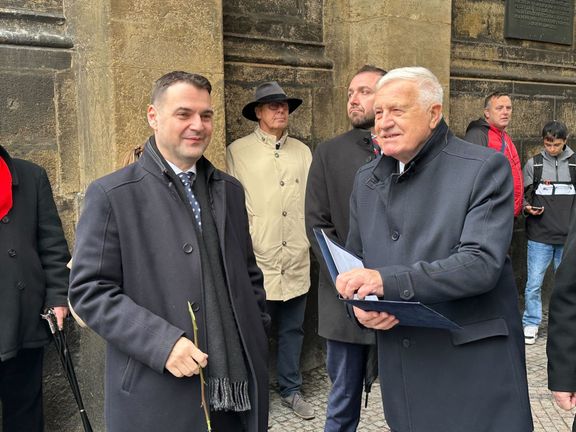 Václav Klaus se v úterý setkal s předsedou Motoristů sobě Petrem Macinkou, se kterým ho pojí přátelství. Díky účasti Motoristů ve vládě,  má Klaus k vládě blízko.