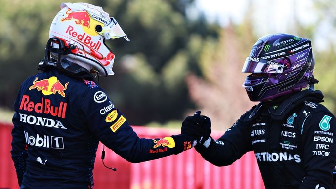 Podané ruce, leč dostatečný odstup. I tak se dá charakterizovat napětí mezi Maxem Verstappenem a Lewisem Hamiltonem v letošní sezoně.