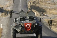 Turecko hromadí u hranic techniku a chystá invazi do Sýrie, tvrdí ruská armáda