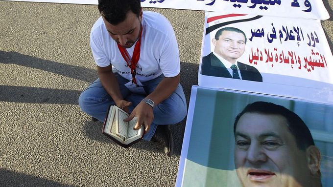 Stoupenec egyptského exprezidenta Husní Mubaraka v Káhiře, kde začíná proces s dlouholetým autoritářským politikem.