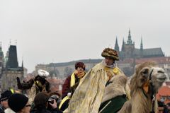 Centrem Prahy prošel průvod se třemi králi, sbírka potrvá do 14. ledna