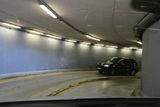 Návštěvu podzemních garáží v Galerii Fénix raději doporučujeme jen zkušeným řidičům. Vjíždí se tam dlouhou zatáčkou v klesání...