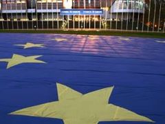 Štrasburk (Francie) - Obrovská vlajka Evropské Unie o velikosti 46x25m (46 je států Evropské Komise a 25 je států EU), byla vystavena ve Štrasburku, při příležitosti 50. výročí vzniku vlajky.