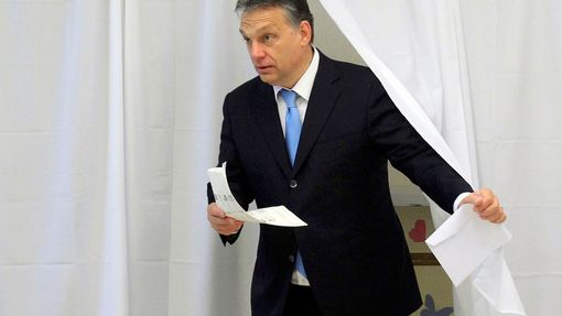 Premiér Viktor Orbán ve volební místnosti.