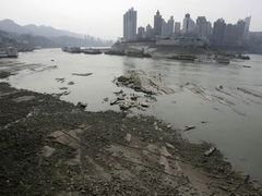 Ohrožení rybí giganti žijí v řekách, jako je - dnes silně znečištěný - Jang-c'-ťiang.