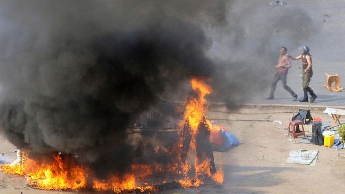 V ulicích Káhiry opět hoří. Nepokoje si vyžádaly už devět mrtvých
