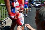 Kdo se bojí bolesti, nesmí na kolo. O tom se na na letošní Tour de France přesvědčila už řada cyklistů včetně Lotyše Gatise Smukulise.