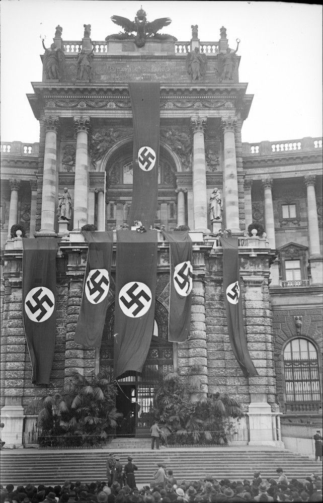 Příprava na Hitlerův projev v Hofburgu.