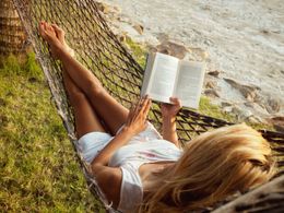 Co číst na dovolené? 15 knih, které vás budou bavit