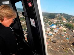 Prezidentka Michelle Bacheletová si z helikoptéry škody v Concepcion, asi 100 kilometrů od epicentra.