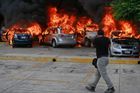 Foto: Kvůli únosu studentů hoří v Mexiku budovy a teče krev