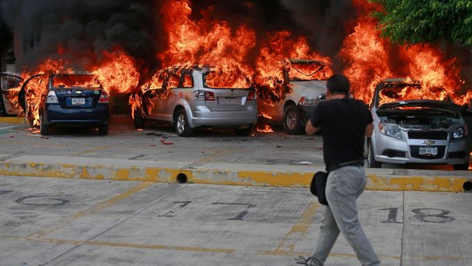 Foto: Kvůli únosu studentů hoří v Mexiku budovy a teče krev