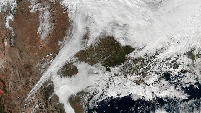 Snímek NASA zachycující sněhovou bouři blížící se k východnímu pobřeží USA.