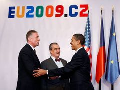 Mirek Topolánek, Karel Schwarzenberg a Barack Obama pod logem českého předsednictví.
