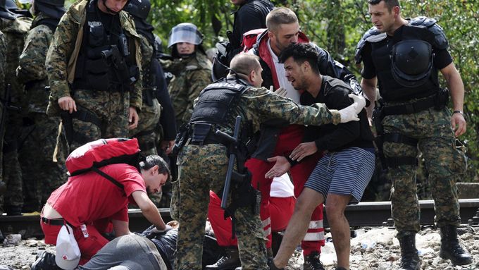 Po zásahu policie musel běžencům asistovat Červený kříž.