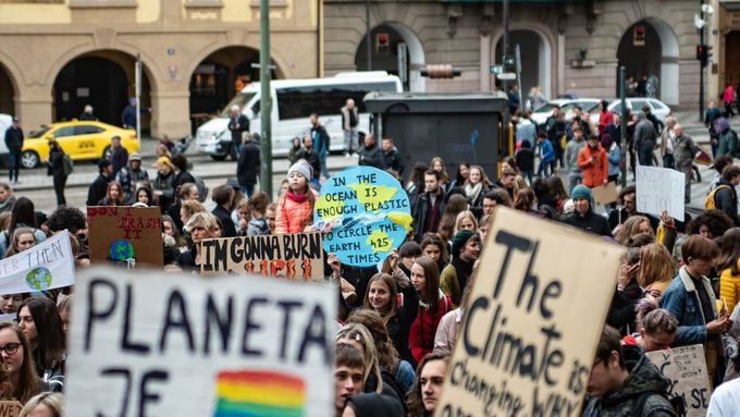 Na potřebu zastavit nebo alespoň zpomalit klimatickou změnu upozorňují v posledních měsících v Praze zejména studenti. Uspořádali už řadu demonstrací.