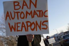 Demonstranti ve Washingtonu požadují zpřísnění zákonů o držení zbraní