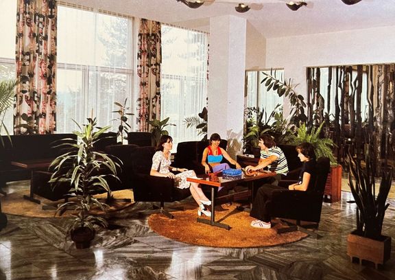 Pohled do zimní zahrady 1974. Fotografie z dobové pohlednice.