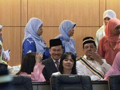 Anwar Ibrahim (v tmavém obleku) byl přítomen slavnostnímu svolání nového parlamentu v galerii pro hosty