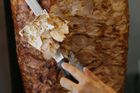 Tuny masa pro kebab odhalili úředníci v nelegálním pražském skladu. Obsahovalo i nepovolené látky