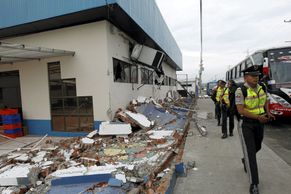Obrazy zkázy: Zemětřesení srovnalo část Ekvádoru se zemí, lidé vyhrabávají blízké holýma rukama