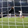 Zlatan Ibrahimovič střílí branku do sítě Llorise