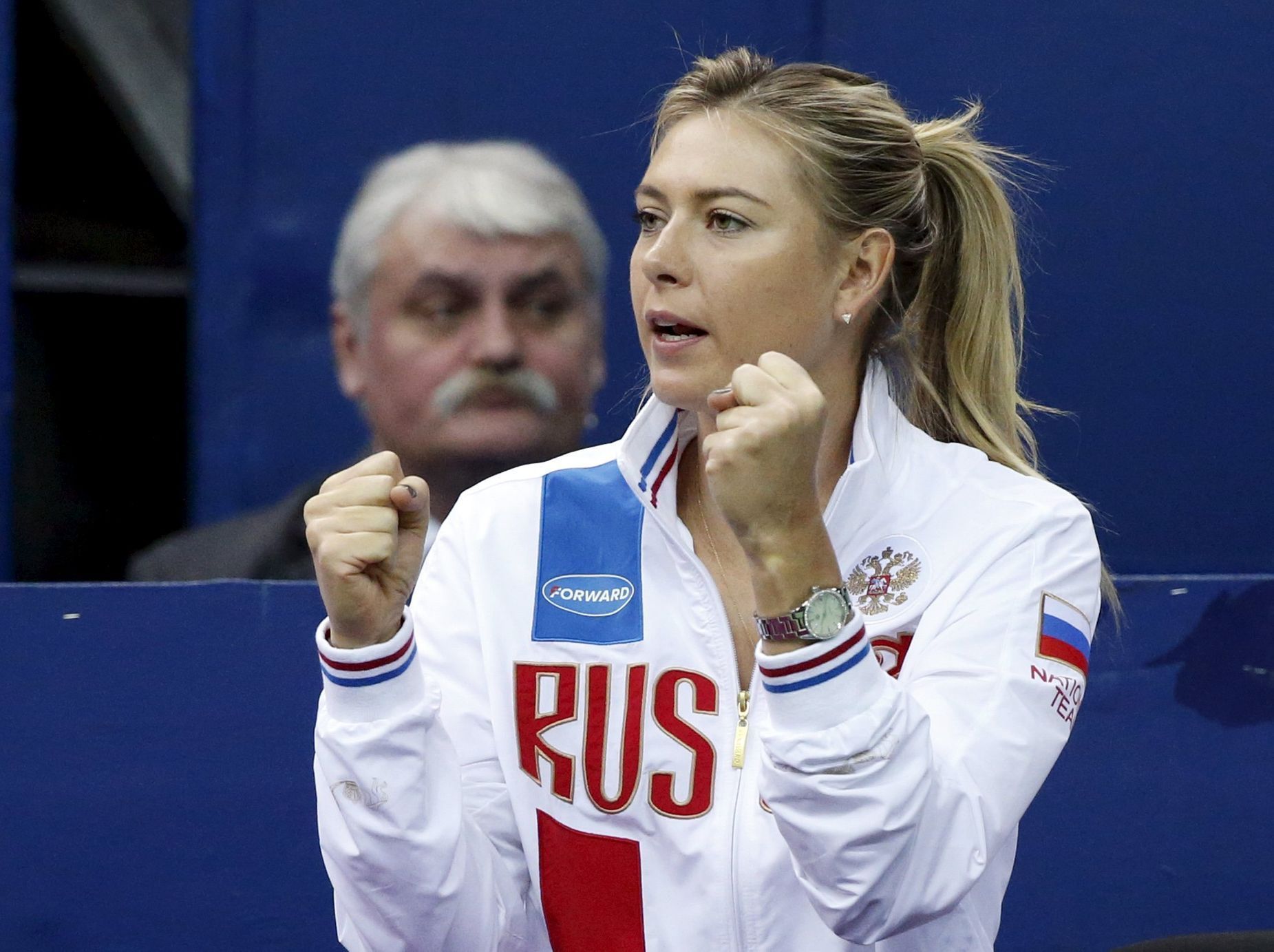 Nervózní Maria Šarapovová sleduje zkázu ruský tenistek ve Fed Cupu proti Nizozemsku.