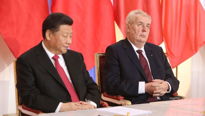 Čínský prezident Si Ťin-pching s českým prezidentem Milošem Zemanem.