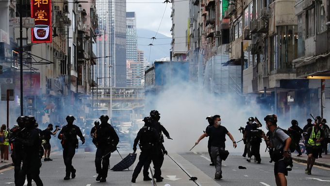 Zásah policie proti demonstracím v Hongkongu - ilustrační foto.