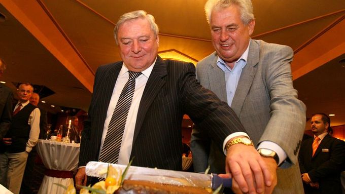 Miroslav Šlouf a Miloš Zeman společně krájí narozeninový dort.