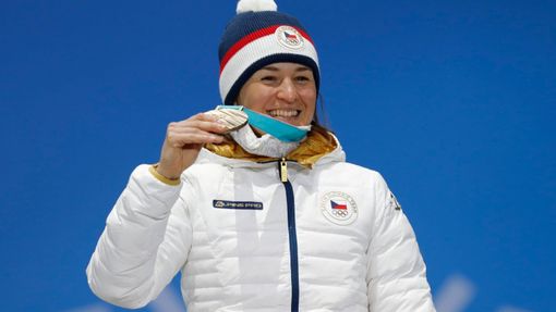 Veronika Vítková s bronzovou medailí ze sprintu biatlonistek na ZOH v Pchjongčchangu.