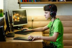 Nechte děti u počítačových her, radí čeští vědci. Naučí je technologie lépe než škola