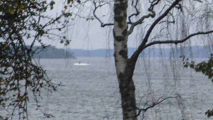 Amatérský snímek, jenž zachycuje údajnou ponorku, která se objevila ve švédských výsostných vodách.