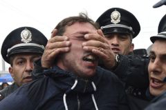 Demonstrace v Arménii pokračují. Policie zadržela skoro tři sta lidí, včetně šéfa opozice