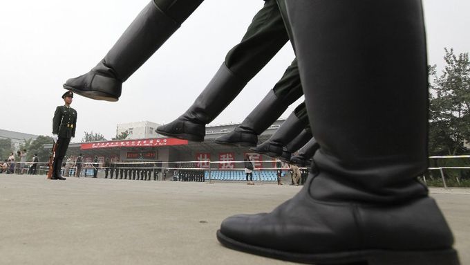 Přehlídka čestné stráže Čínské osobní osvobozenecké armády během návštěvy zástupců médií na základně v Pekingu.