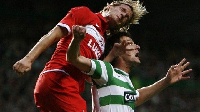 Radoslav Kováč (vlevo) ze Spartaku Moskva v hlavičkovém souboji s Vennegoorem of Hesselinkem ze Celtiku Glasgow ve třetím předkole Ligy mistrů.