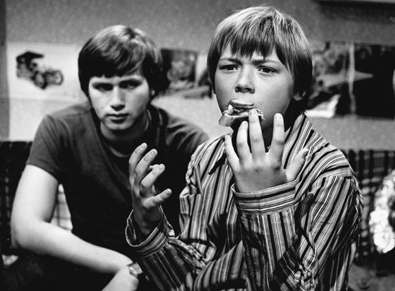 Jan Hrušínský v roli Honzy a Roman Čada jako jeho mladší bratr Martin ve filmu Máj brácha má prima bráchu.