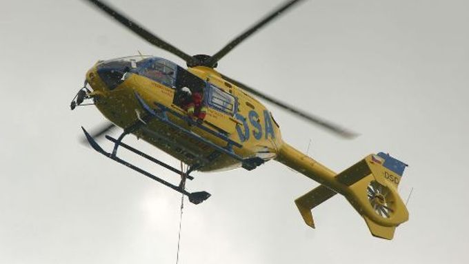 Záchranáři ženu po vyproštění přepravili vrtulníkem do nemocnice.