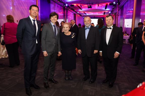 Na snímku zleva jsou Karel Komárek, Andrew Schapiro, Madeleine Albrightová, Hynek Kmoníček a ministr kultury Antonín Staněk za ČSSD.