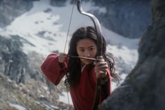 Disneyho nová Mulan bojuje za čest rodiny, vesnice i Číny. A vězí v paradoxech