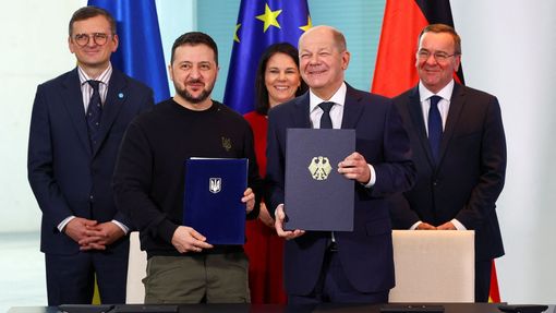Volodymyr Zelenskyj a Olaf Scholz po podpisu smlouvy.