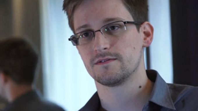 30letý aktivista Edward Snowden uvízl v moskevské pasti.