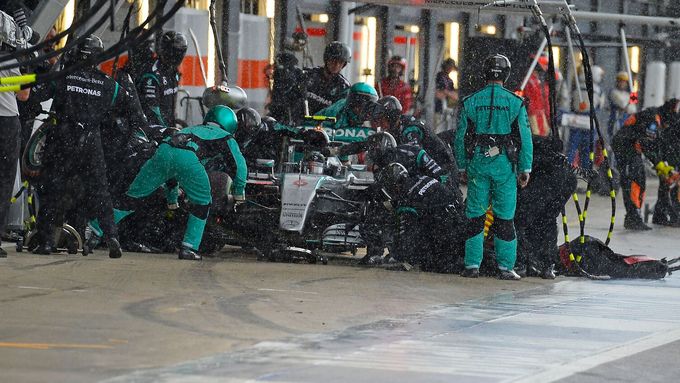 Podívejte se, co rozhodlo o triumfu týmu Mercedes ve včerejší Velké ceně Velké Británie na okruhu v Silverstone.