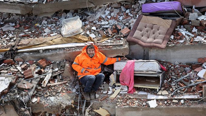 Známe evropského vítěze World Press Photo. Zachytil oběti zemětřesení v Turecku