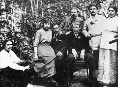 Na skupinové fotografii sedí Vladimir Tatlin s dýmkou, vedle něj v bílé košili s vařečkou pod kravatou je Kazimir Malevič.