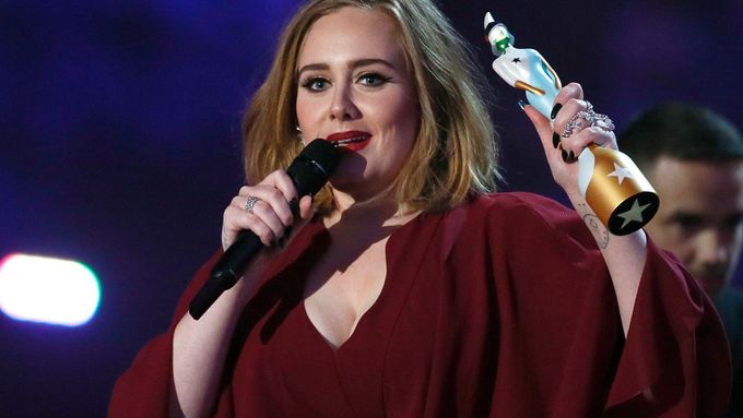 Adele přebírá jednu z cen na Brit Awards.