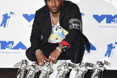 Nejlepší klip má raper Kendrick Lamar. Na Cenách MTV proměnil šest nominací z osmi