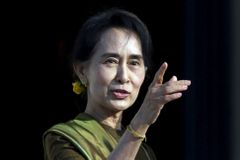 Su Ťij bude novou barmskou ministryní zahraničí, politický vliv armády zůstává nadále silný