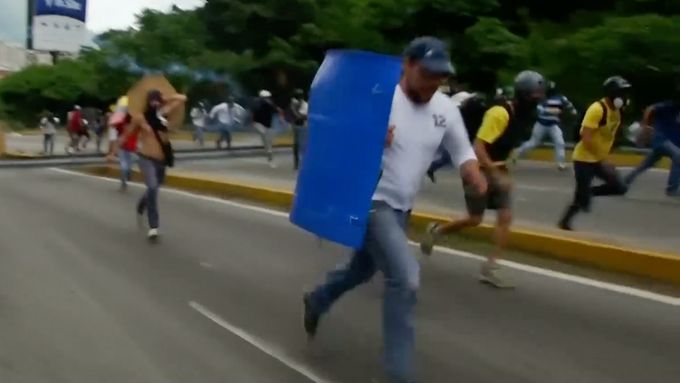 Ulice ve venezuelském Caracasu se změnily ve válečnou zónu